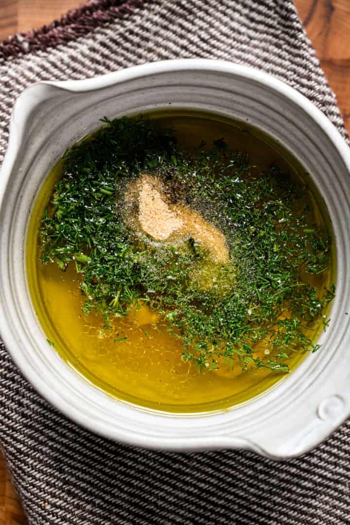 Ingredienser för citrondilldressing i en skål innan du vispar ihop.