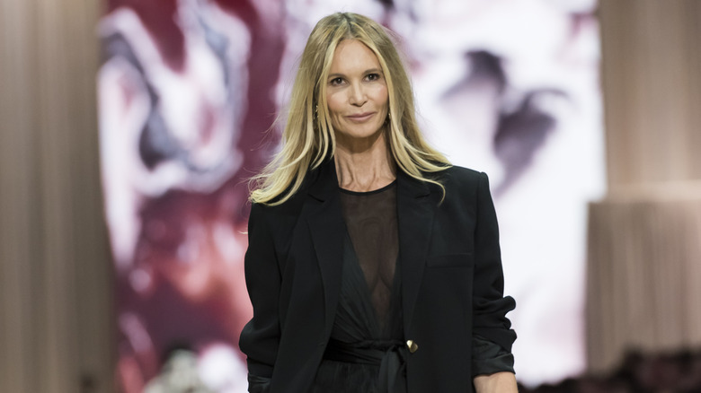 Elle MacPherson går på banan i en skir svart klänning tillsammans med en överdimensionerad kavaj