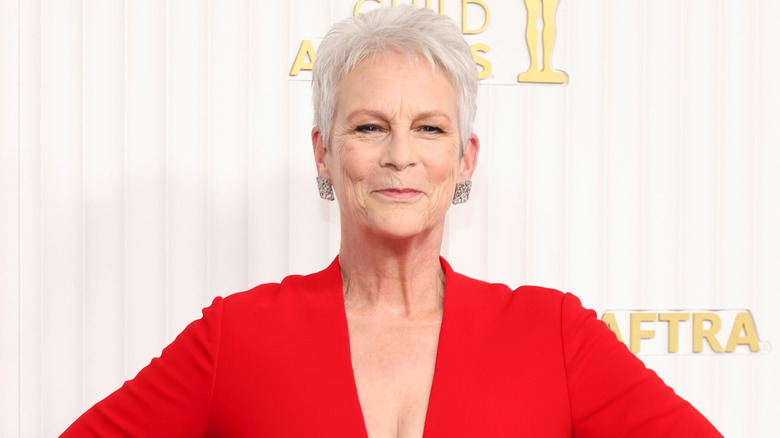 Jamie Lee Curtis bär en lågskuren röd klänning på röda mattan