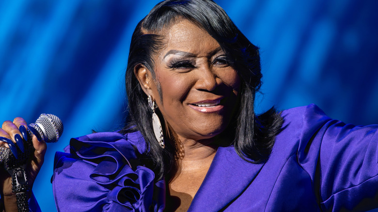 Patti LaBelle på scen under en föreställning