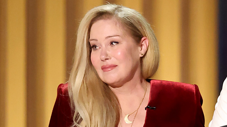 Christina Applegate på scen vid ett speciellt evenemang