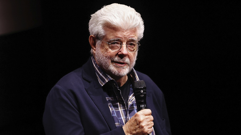 George Lucas talar på scenen under ett evenemang