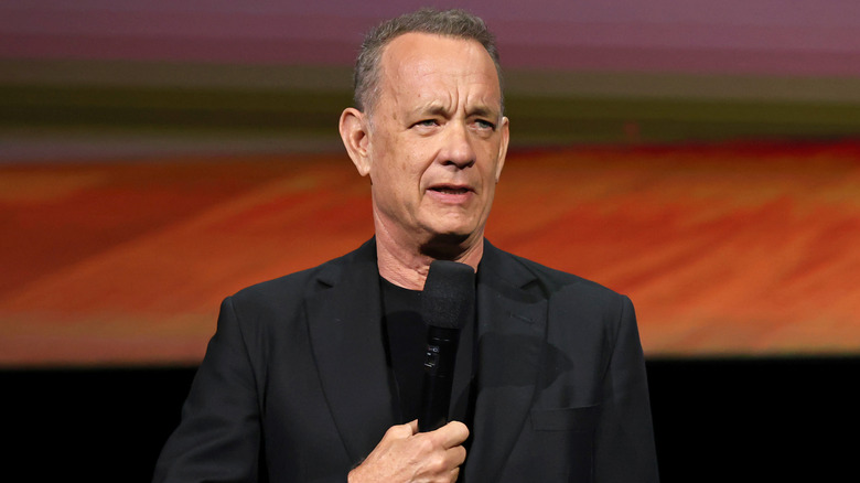 Tom Hanks talar till en folkmassa på ett evenemang