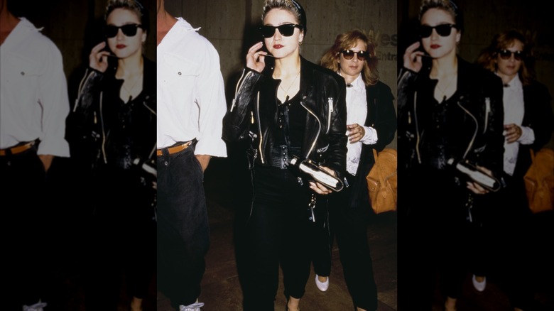 Madonna bär en helsvart outfit och en skinnjacka