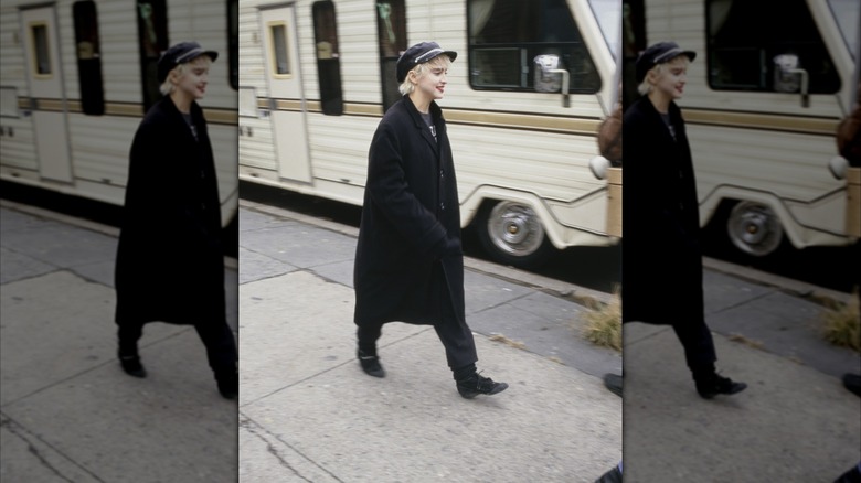 Madonna på uppsättning av "Vem är den där tjejen" iklädd en svart rock och tidningsmössa