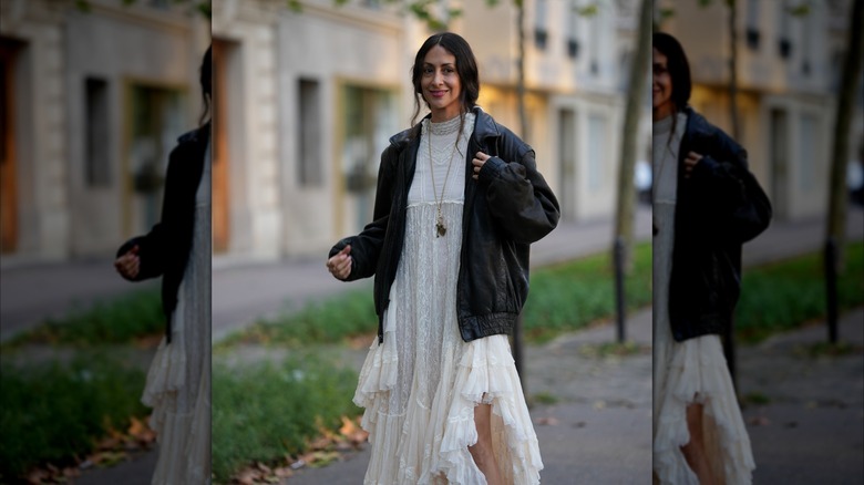 Filiz Polat bär en lacy maxiklänning från Chloe
