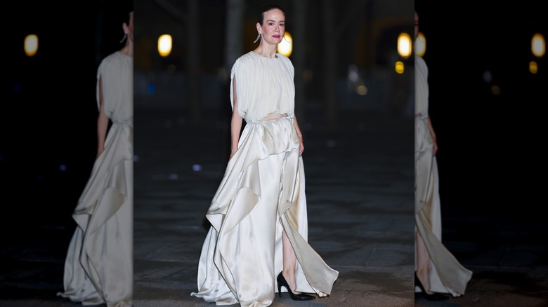 Sarah Paulson lämnar ett event i en draperad krämfärgad klänning