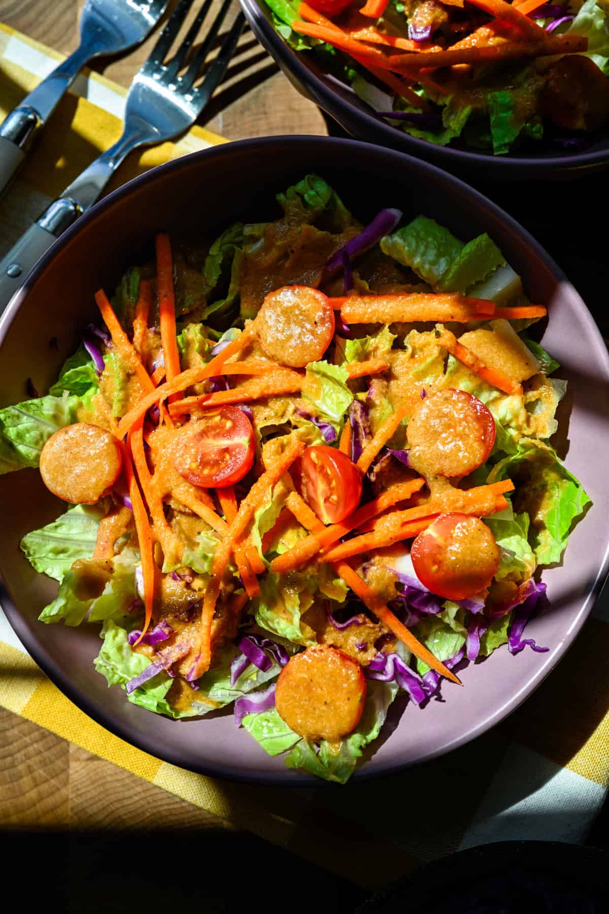 Vy ovanifrån av en enkel sallad dripplad med hemgjord ingefäradressing.