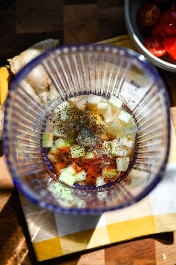 ovanifrån av ingefärsdressingingredienser i en mixer innan blandning.