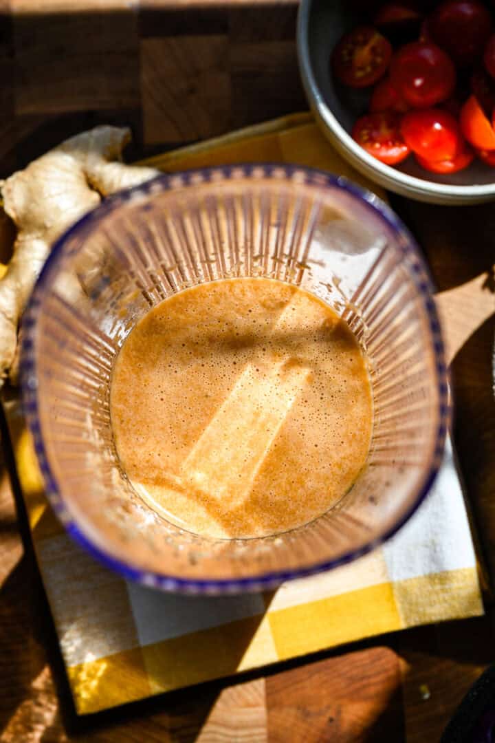 ovanifrån av ingefäradressing i en mixer efter blandning.