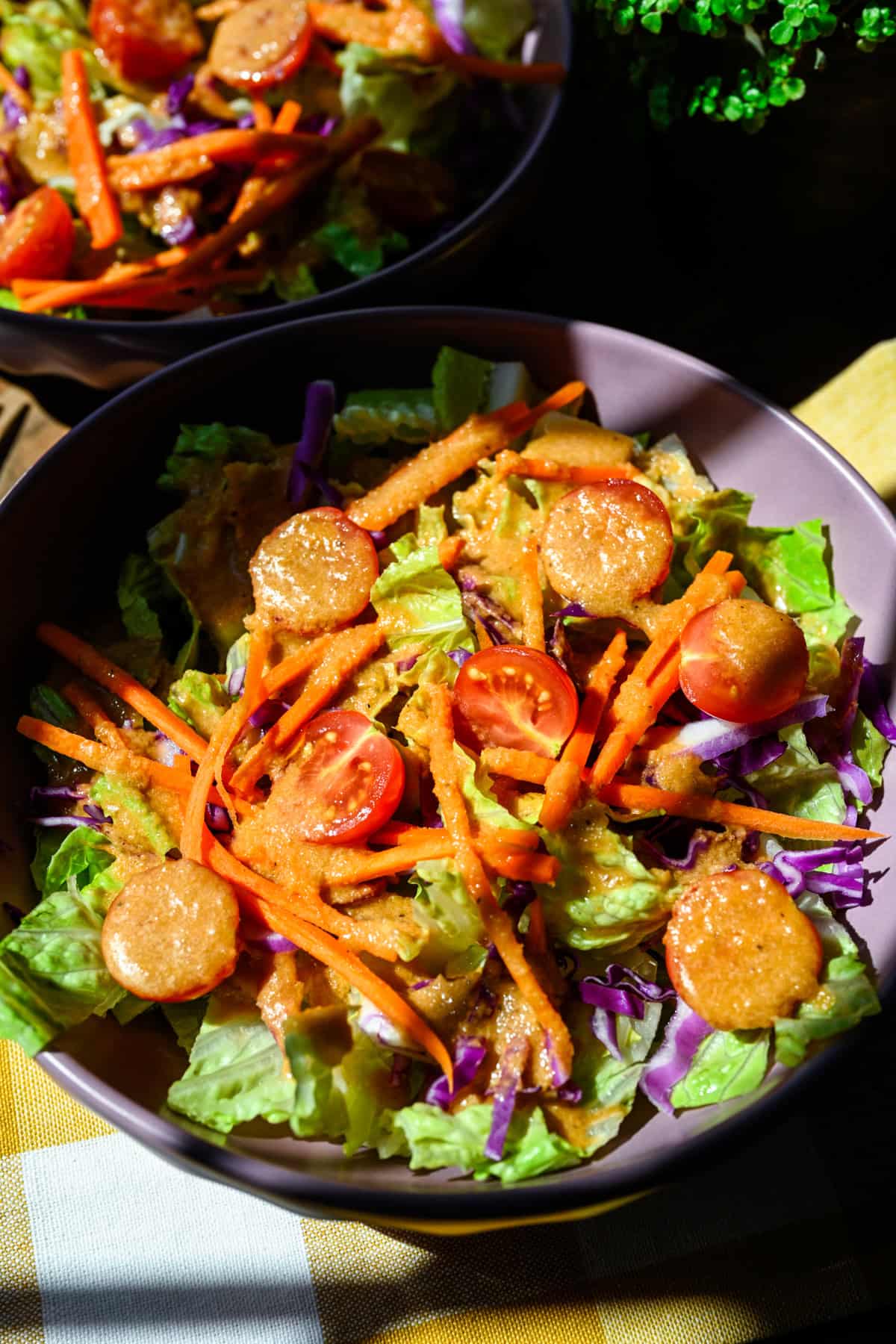 Vy ovanifrån av en enkel sallad dripplad med hemgjord ingefäradressing.