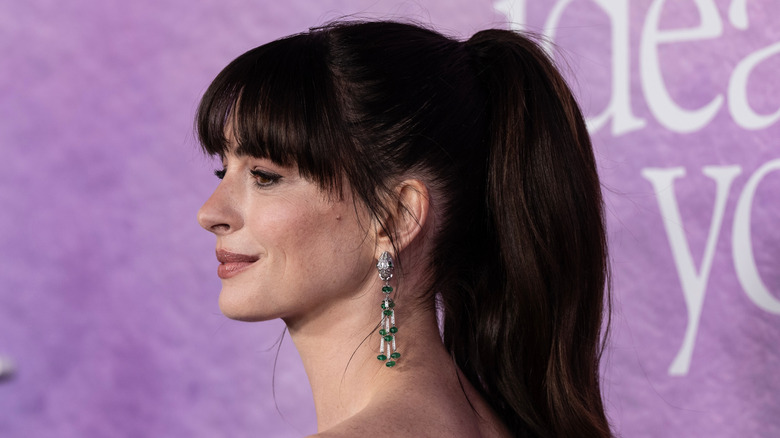 Anne Hathaway med hög hästsvans 2024