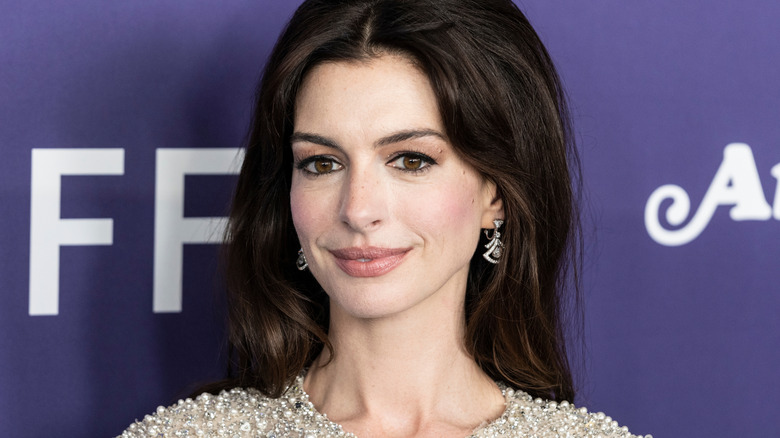 Anne Hathaway vid ett evenemang 2022 ungefär när hon hade slutat med alkohol