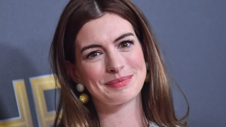 Anne Hathaway visar upp sin glödande hud under ett reklamevenemang 2018