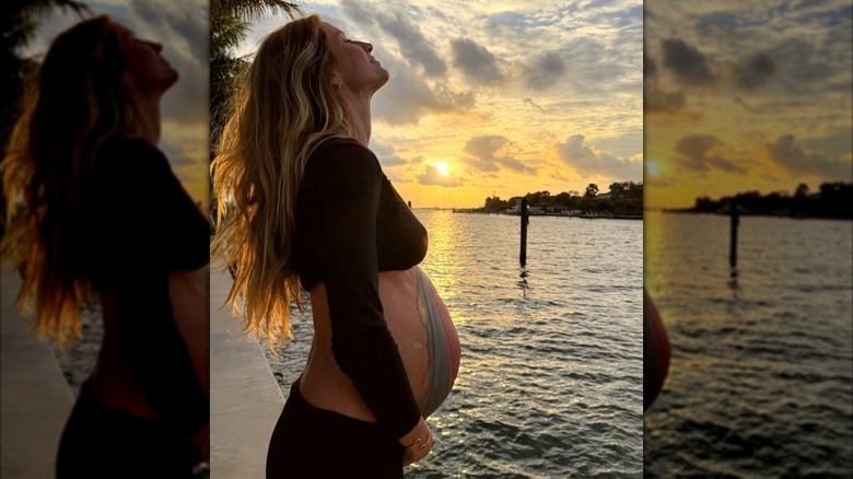 Gisele Bündchen poserar gravid på stranden i Costa Rica.