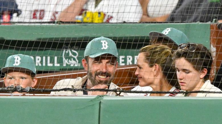 Ben Affleck och Jennifer Garner tittar på en match mellan Boston Red Sox och Tampa Bay Rays på Fenway Park den 11 juli 2025