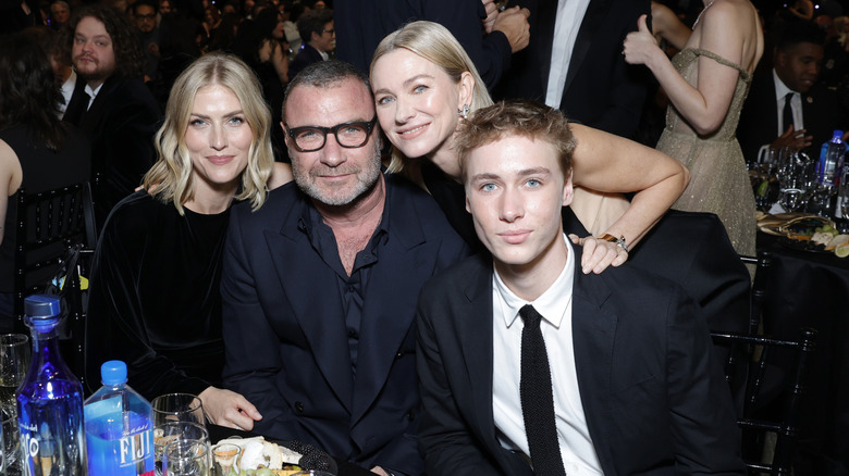 Taylor Neisen, Liev Schreiber, Naomi Watts och Sasha Schreiber deltar i The 30th Critics Choice Awards 7 februari 2025