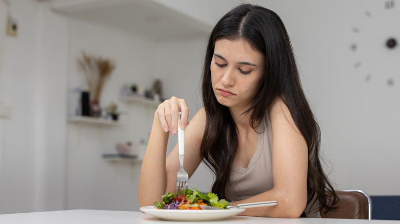 Kvinna som äter en sallad