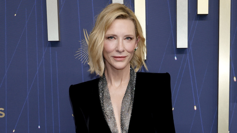 Cate Blanchett poserar i en svart outfit