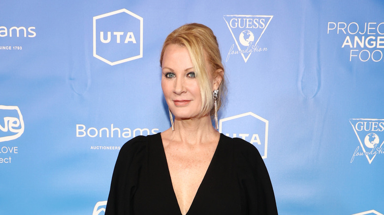 Sandra Lee poserar i en svart klänning