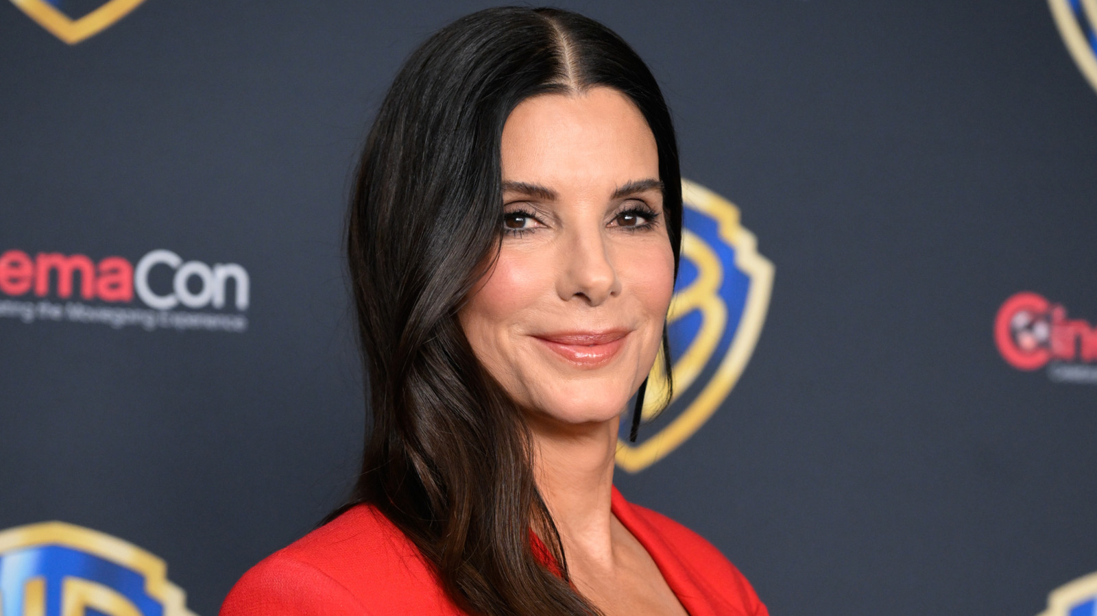 Sandra Bullock återgick till att agera med en skarp tillrättavisning till arbetsplatser som inte är föräldravänliga