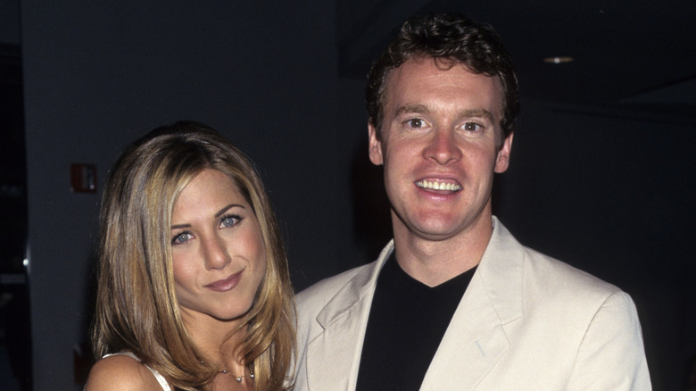 Jennifer Aniston och Tate Donovan ler