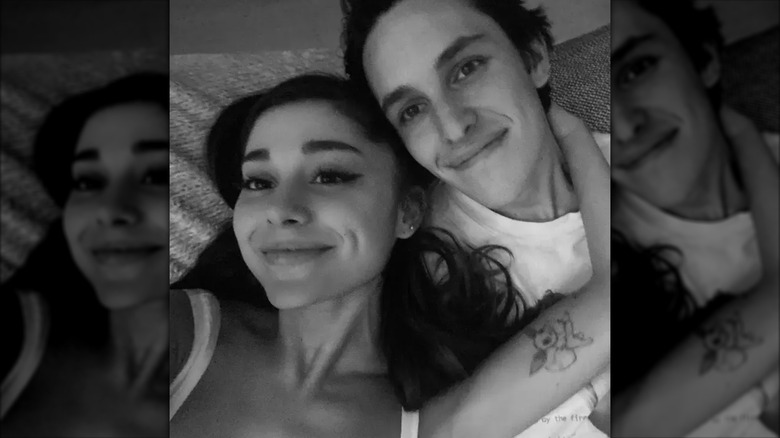 Ariana Grande och Dalton Gomez poserar för en svartvit selfie