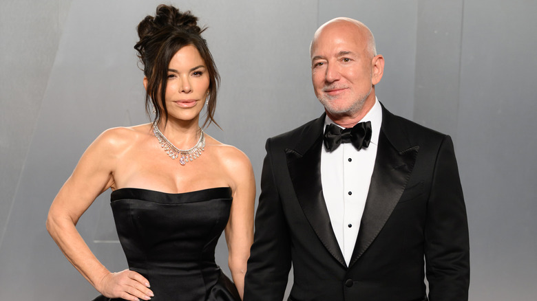 Lauren Sánchez Bezos och Jeff Bezos i formella svarta slipsar för Vanity Fair Oscar Party 2026