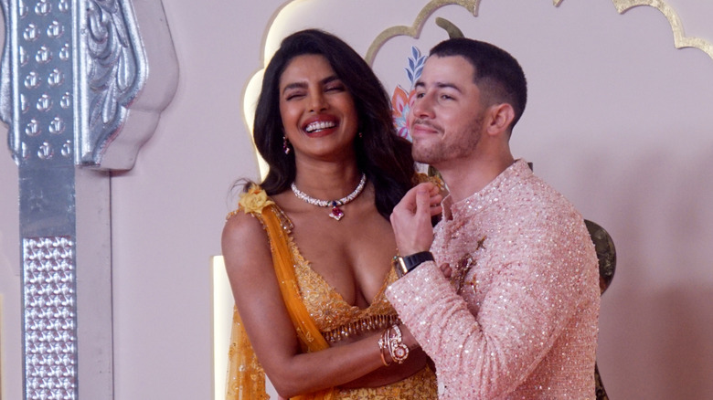 Priyanka Chopra och Nick Jonas poserar tillsammans på Lagna Vidhi på bröllopet mellan Anant Ambani och Radhika Merchant