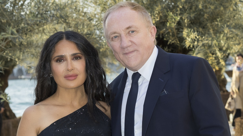Salma Hayek och Francois-Henri Pinault poserar tillsammans utomhus i maj 2026