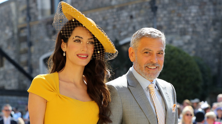 George och Amal Clooney i en gul klänning på prins Harrys och Meghan Markles kungliga bröllop