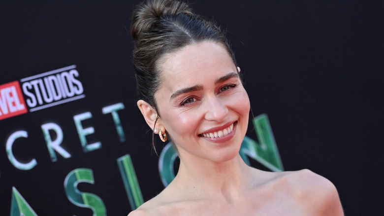 Emilia Clarke deltar i Marvel Studios nya serie "Hemlig invasion" Lanseringsevenemang på El Capitan Theatre