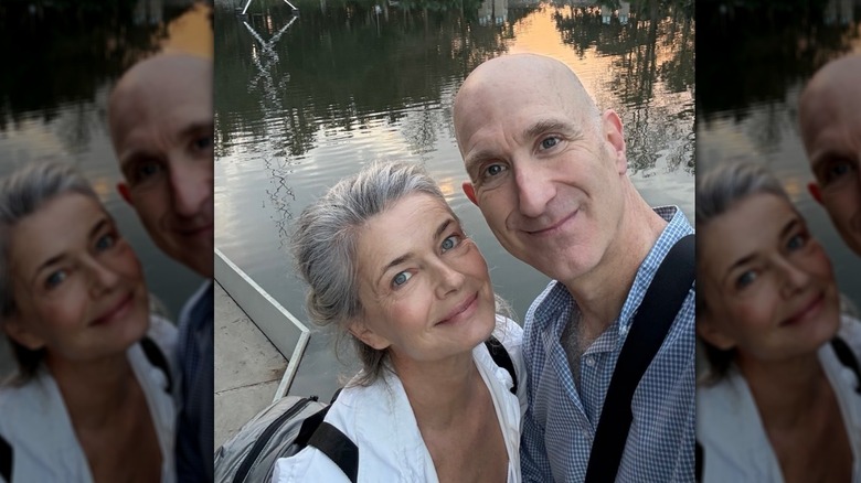 Paulina Porizkova poserar bredvid fästmannen Jeff Greenstein vid vattnet i februari 2026.
