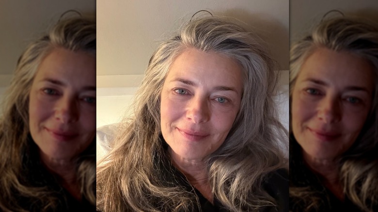 Paulina Porizkova poserar i sängen för en selfie på nyårsdagen.