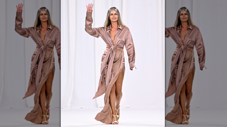 Paulina Porizkova går banan i en beige silkeslen klänning på en modevisning i Balmain.