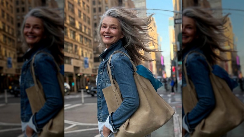 Paulina Porizkova fotograferad av sin fästman och springer ärenden i NYC i mars 2025.