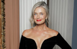 Bilder på Paulina Porizkova som omfamnar sitt vackra gråa hår