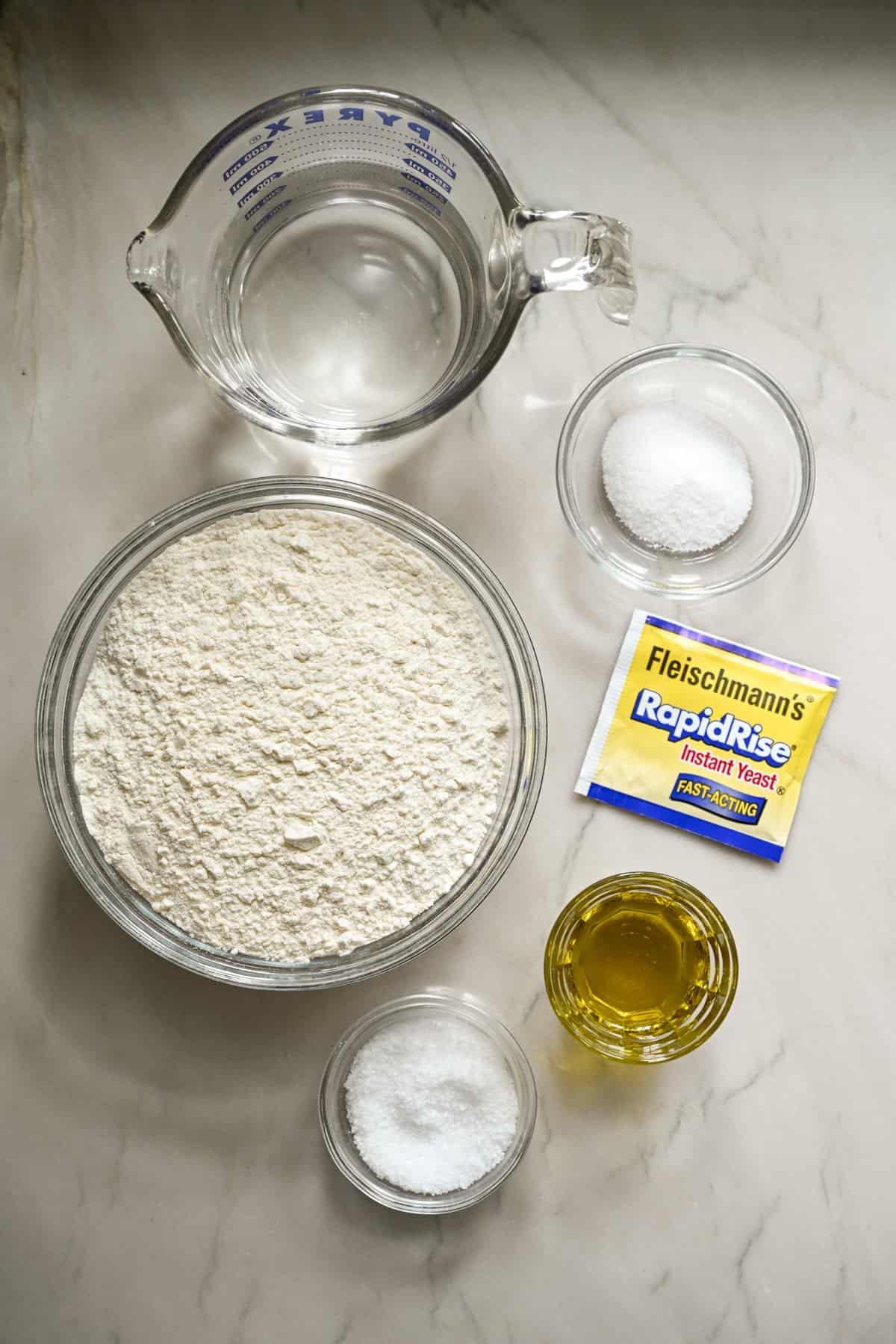 Ovanifrån av ingredienser som behövs för hemlagad focaccia recept.