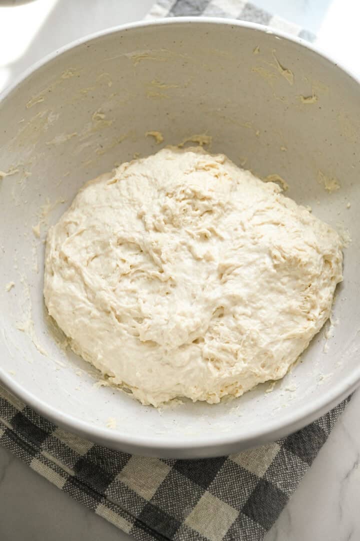 Focacciadeg blandas ihop i en skål innan jäsning. 