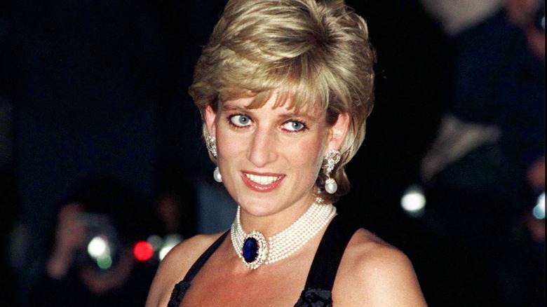 Prinsessan Diana fotograferade iklädd sin hämndklänning från 1994 med utsmyckade smycken.