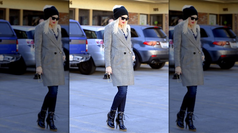 Gwen Stefani gömmer sin babybula med en tjock överdimensionerad kappa