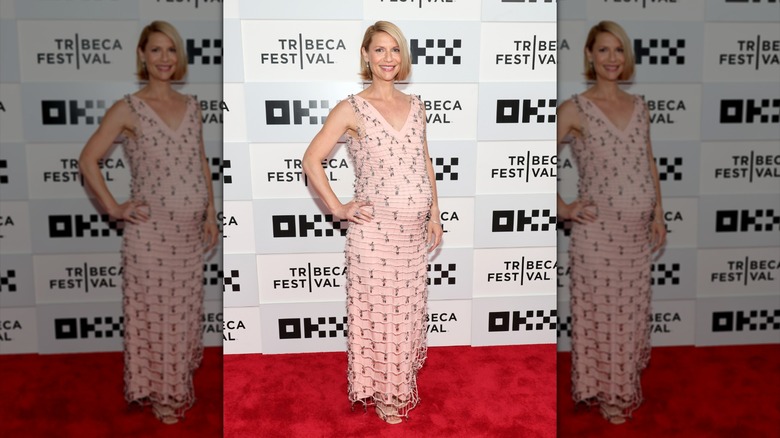 Claire Danes i en maximalistisk stretchig klänning när hon är gravid