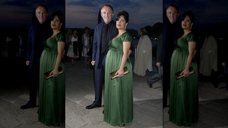 Salma Hayek i en klänning med empiremidja medan hon var gravid