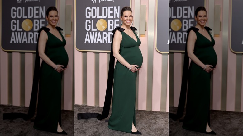 Hilary Swank bär en stretchig klänning på de gyllene Globes