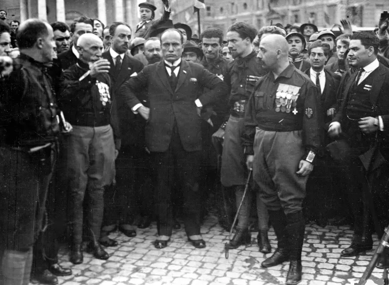 Den italienske fascistledaren Benito Mussolini, i mitten, händerna på höfterna, med medlemmar av fascistpartiet, i Rom, Italien, den 28 oktober 1922, efter deras mars i Rom (AP Photo)