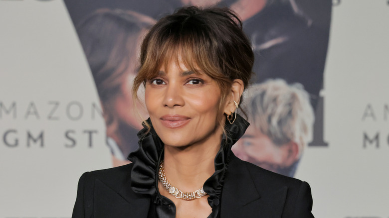 Halle Berry med en updo