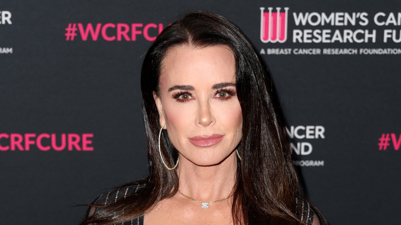 Kyle Richards bär ringörhängen