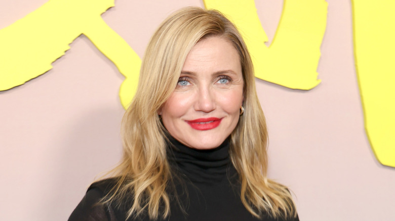 Cameron Diaz bär rött läppstift