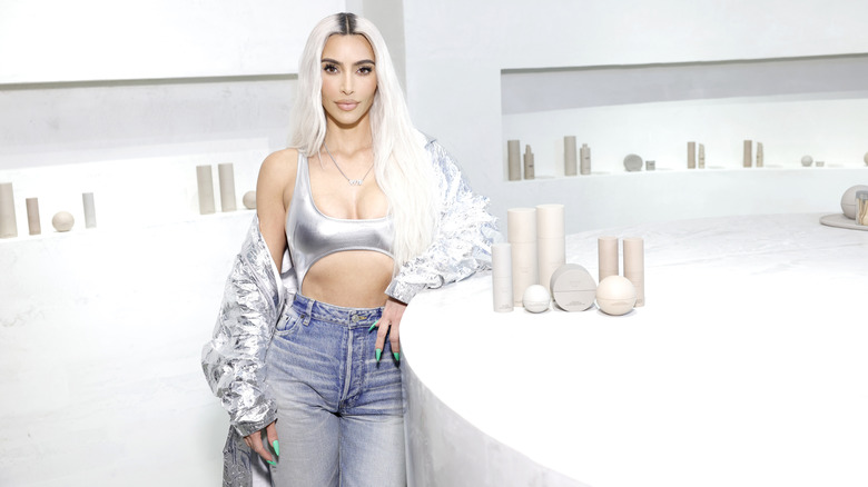 Kim Kardashian besöker SKKN by KIMs semesterpop-up-butik på Westfield Century City Mall