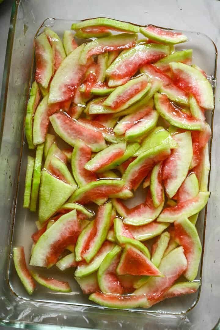 Vattenmelonskal efter maceration över natten.